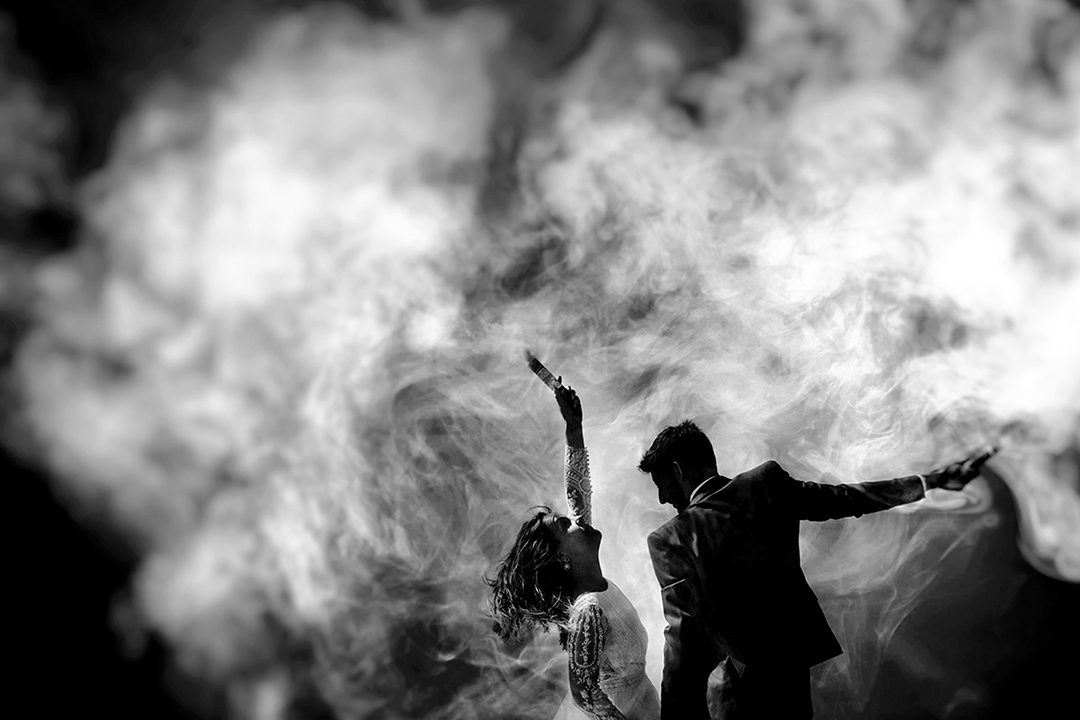 Photographe mariage Manche — couple dans la fumée noir et blanc — Arnaud Chapelle