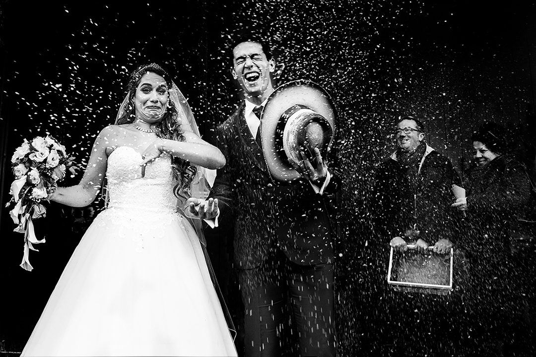 Photographe mariage Calvados — sortie de cérémonie confettis — Arnaud Chapelle