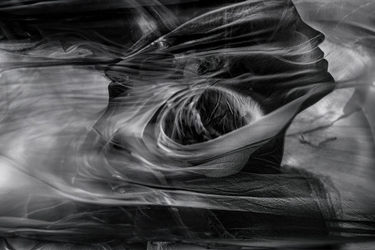 Photographe mariage Manche — voile mariée abstrait noir et blanc — Arnaud Chapelle