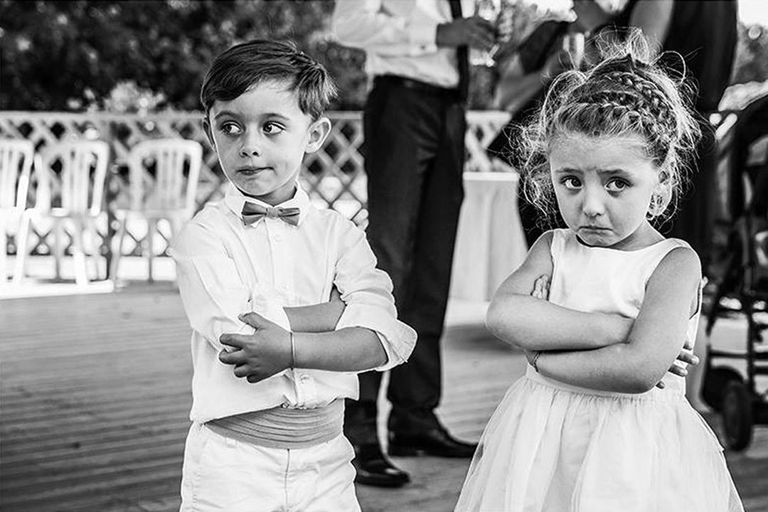 Photographe mariage Normandie — enfants bras croisés reportage — Arnaud Chapelle