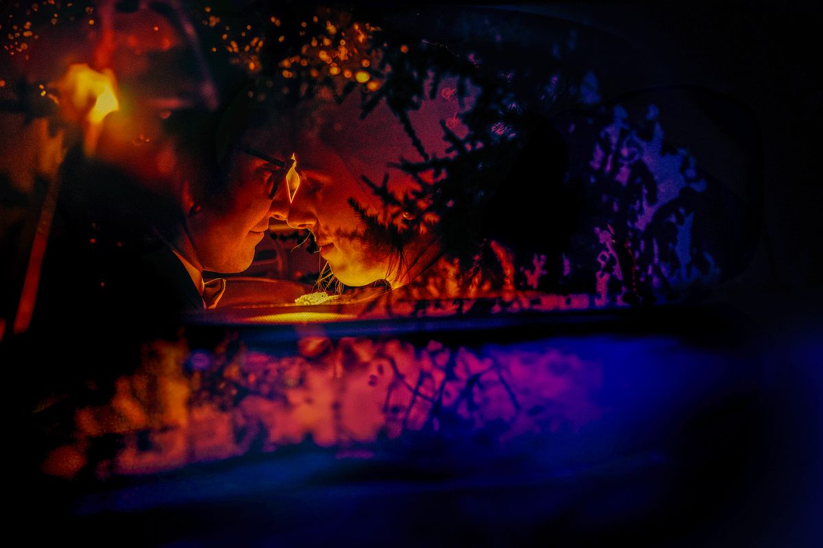 Photographe mariage Calvados — couple reflet lumières colorées soirée — Arnaud Chapelle