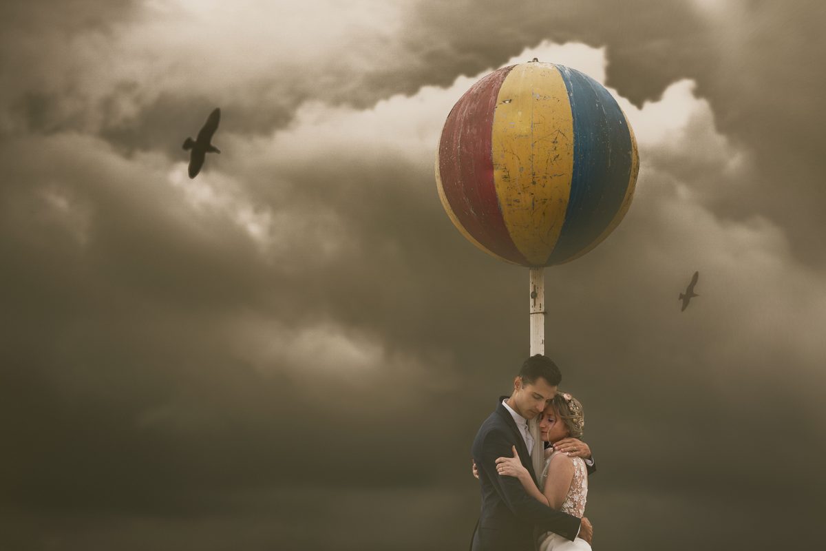 Photographe mariage Normandie — couple plage normande ciel nuageux — Arnaud Chapelle