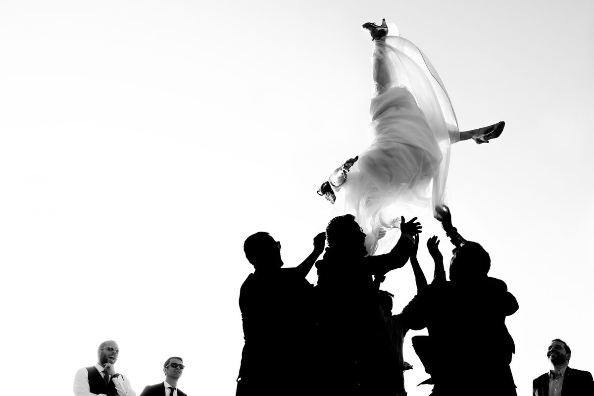 Photographe mariage Manche — mariée lancée en l'air silhouette ciel — Arnaud Chapelle