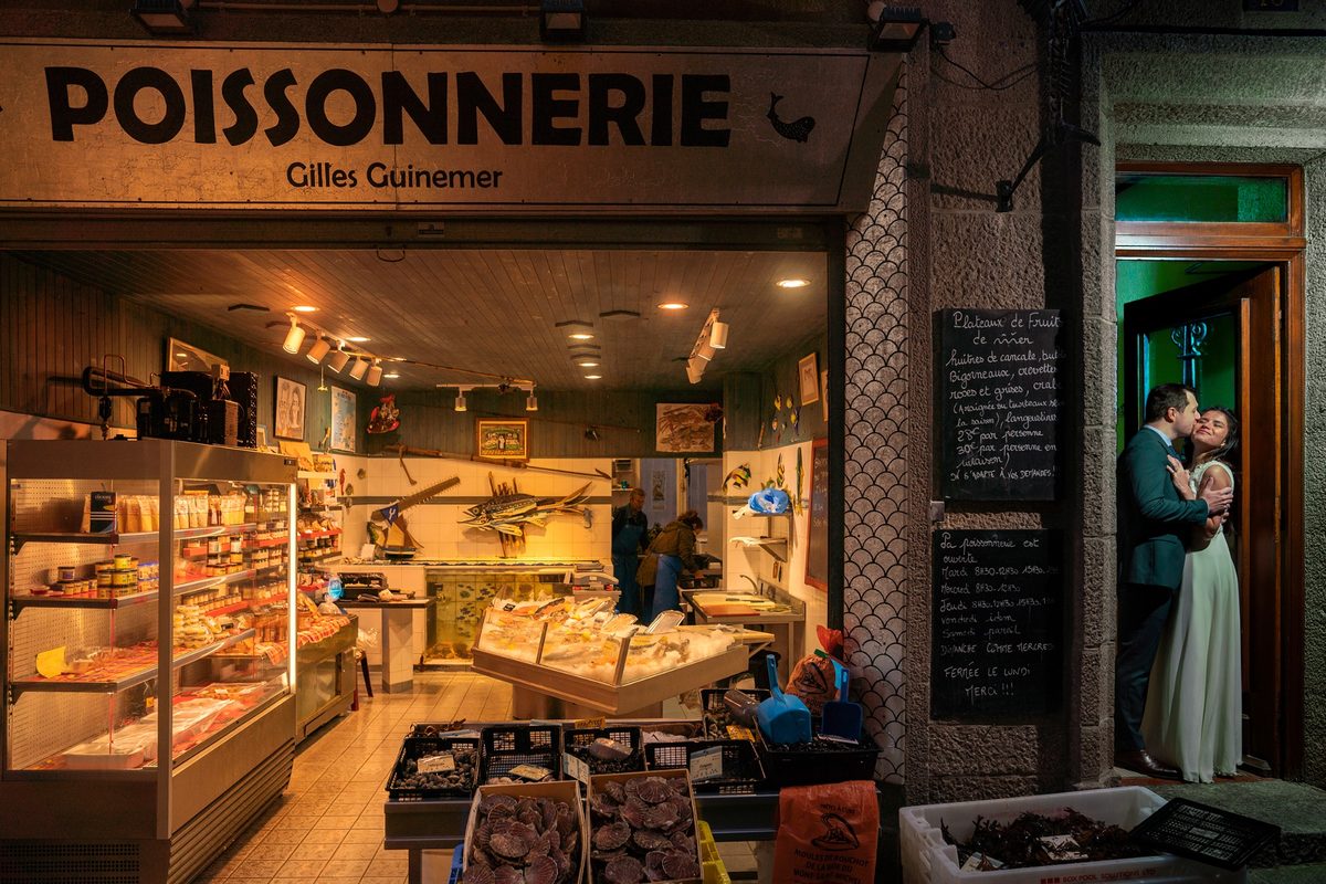 Photographe mariage Normandie — couple poissonnerie nuit Saint-Lô Manche — Arnaud Chapelle