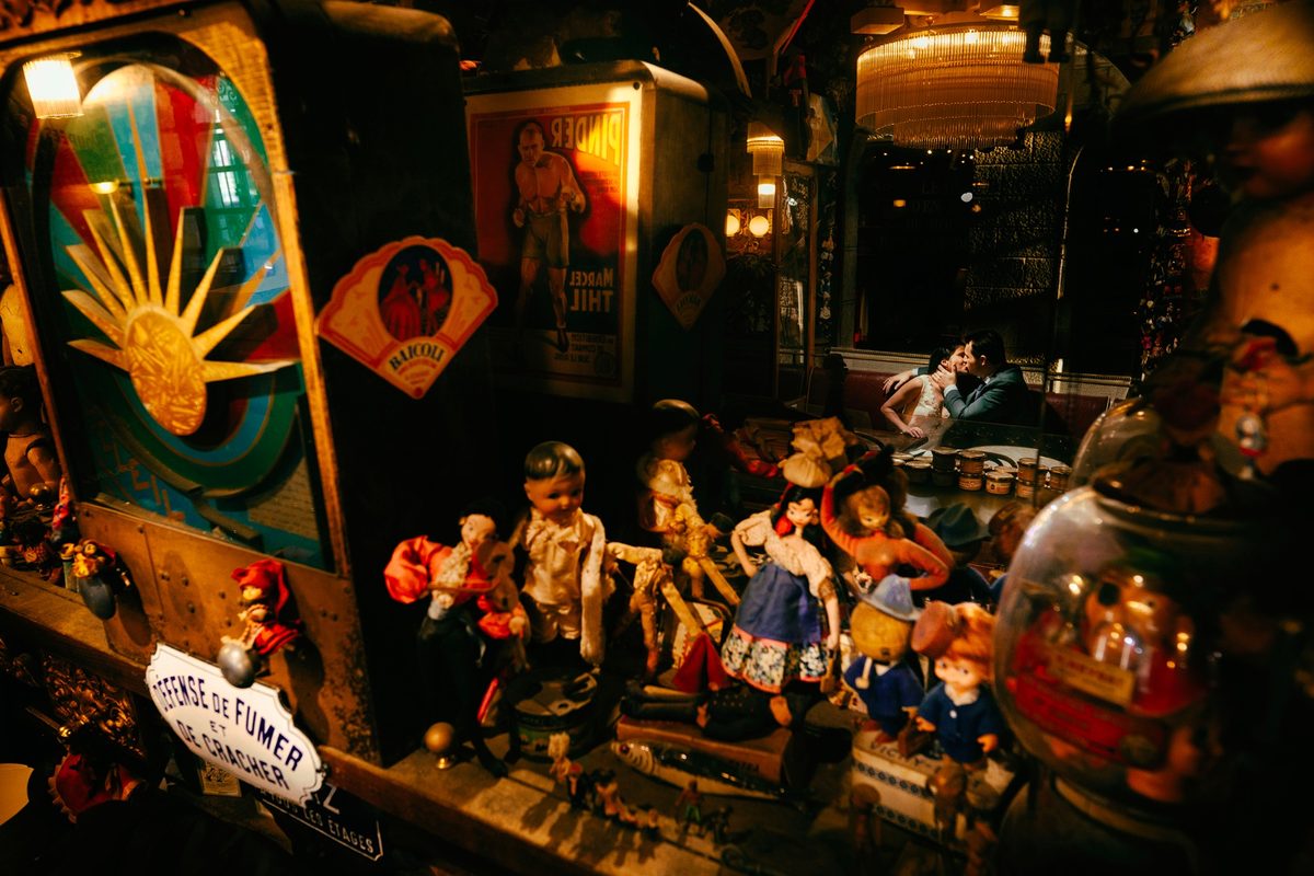 Photographe mariage Normandie — couple bar vintage marionnettes soirée — Arnaud Chapelle