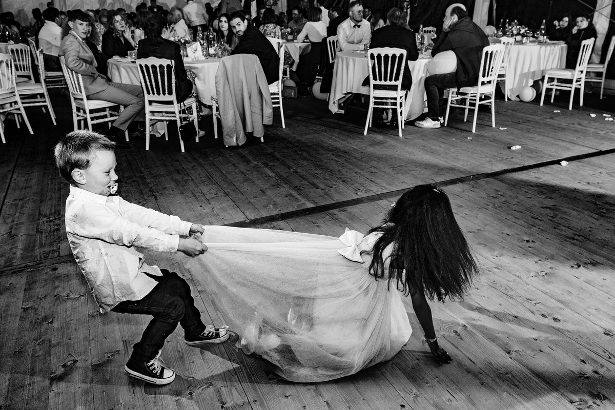 Photographe mariage Calvados — enfants piste de danse soirée mariage — Arnaud Chapelle