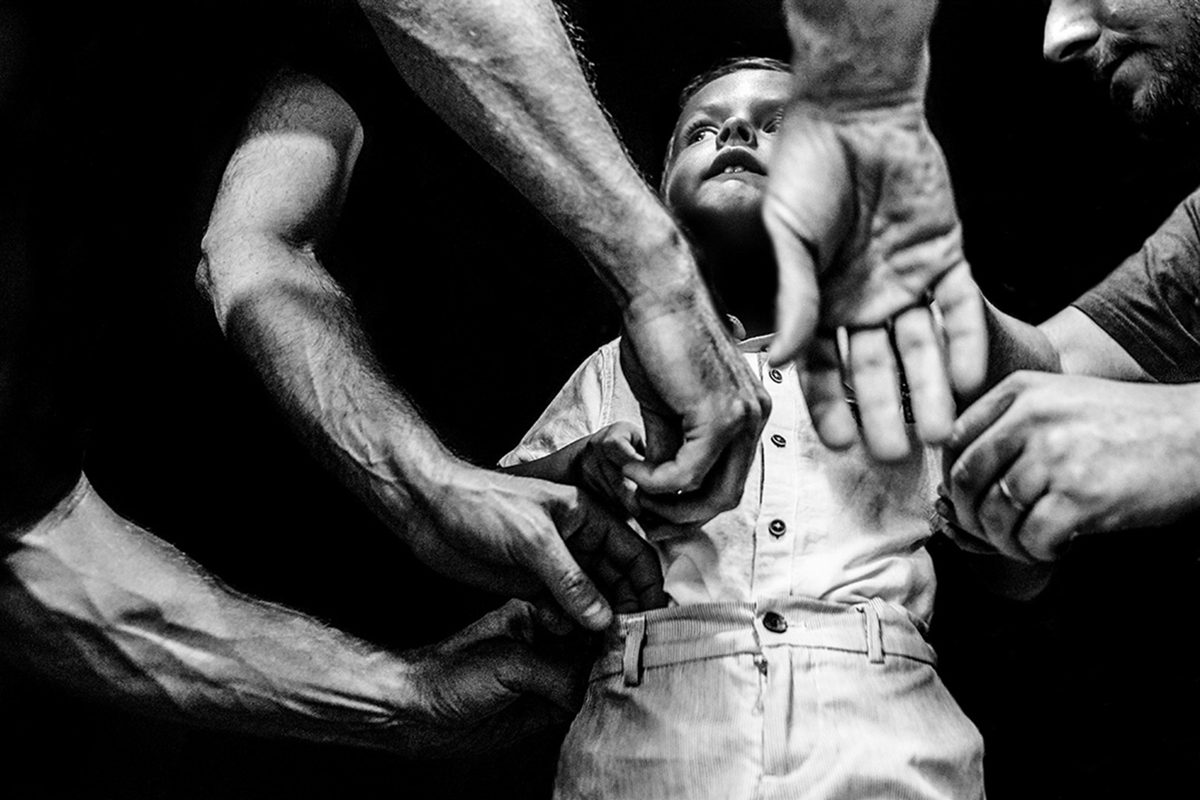 Photographe mariage Calvados — enfant mains adultes noir et blanc studio — Arnaud Chapelle