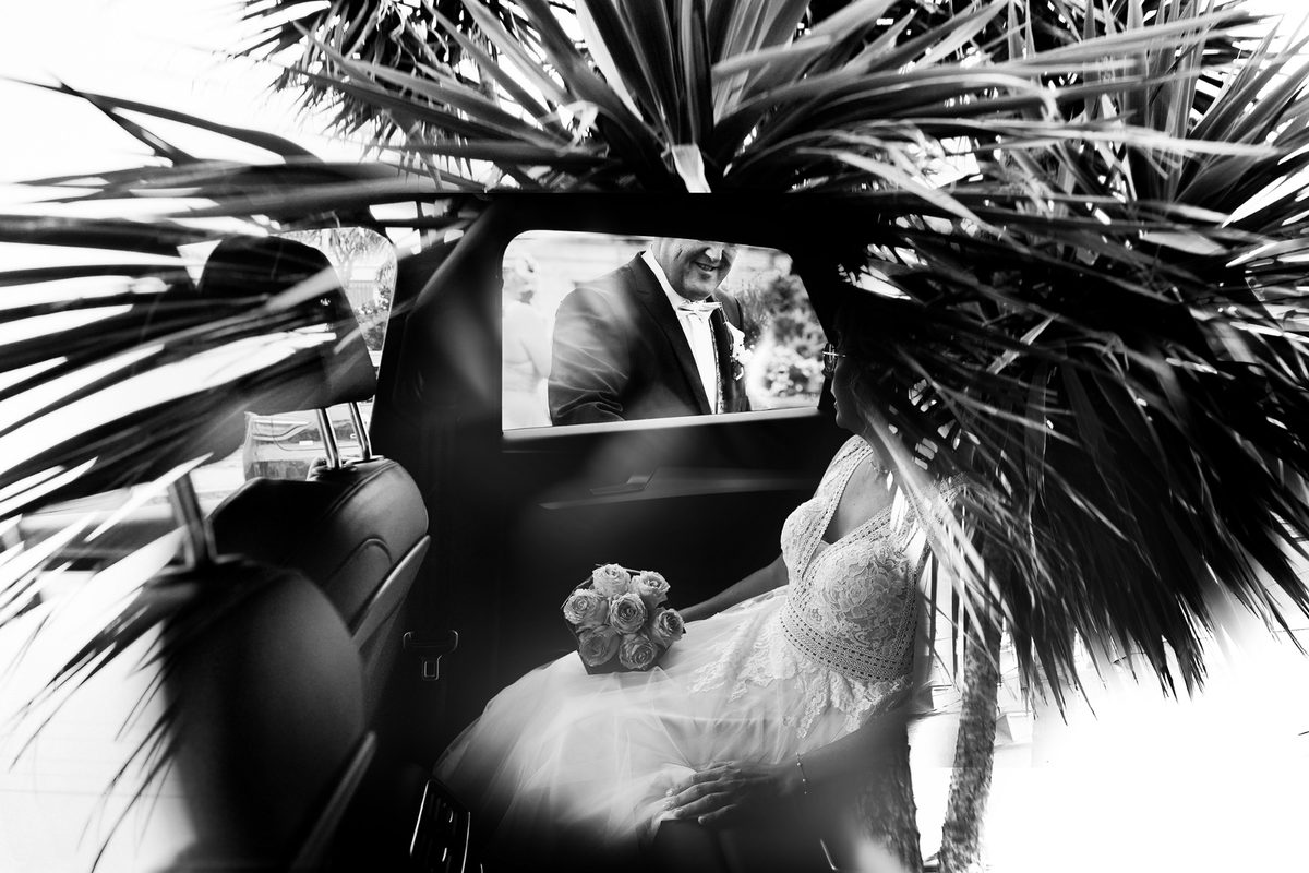 Photographe mariage Calvados — couple voiture ancienne palmier noir et blanc — Arnaud Chapelle