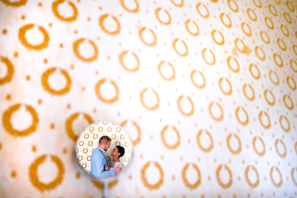 Photographe mariage Manche — couple reflet miroir rond décor doré — Arnaud Chapelle