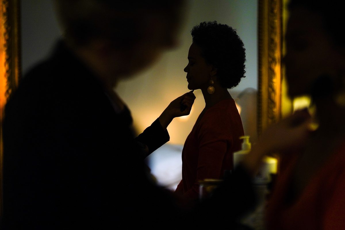 Photographe mariage Calvados — préparatifs silhouette lumière chaude — Arnaud Chapelle