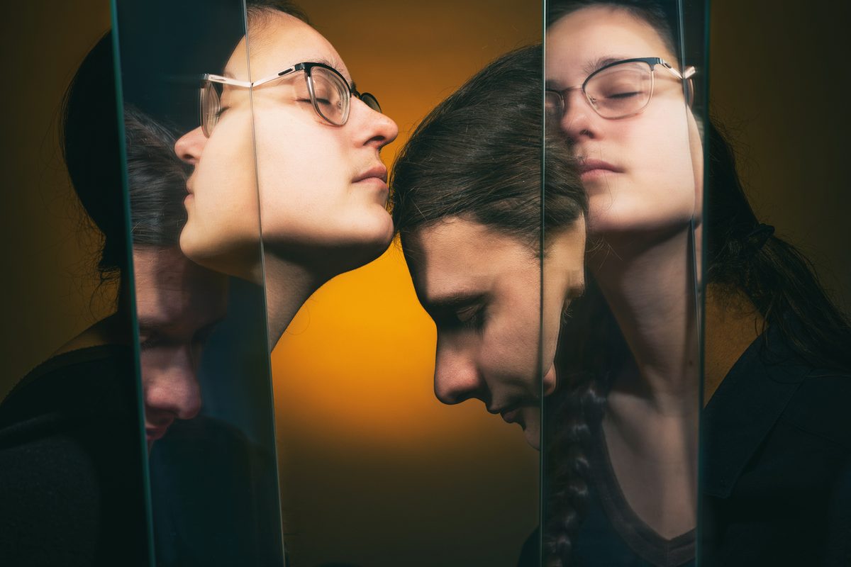 Portrait femme reflets miroirs fond doré studio — Arnaud Chapelle Photographe