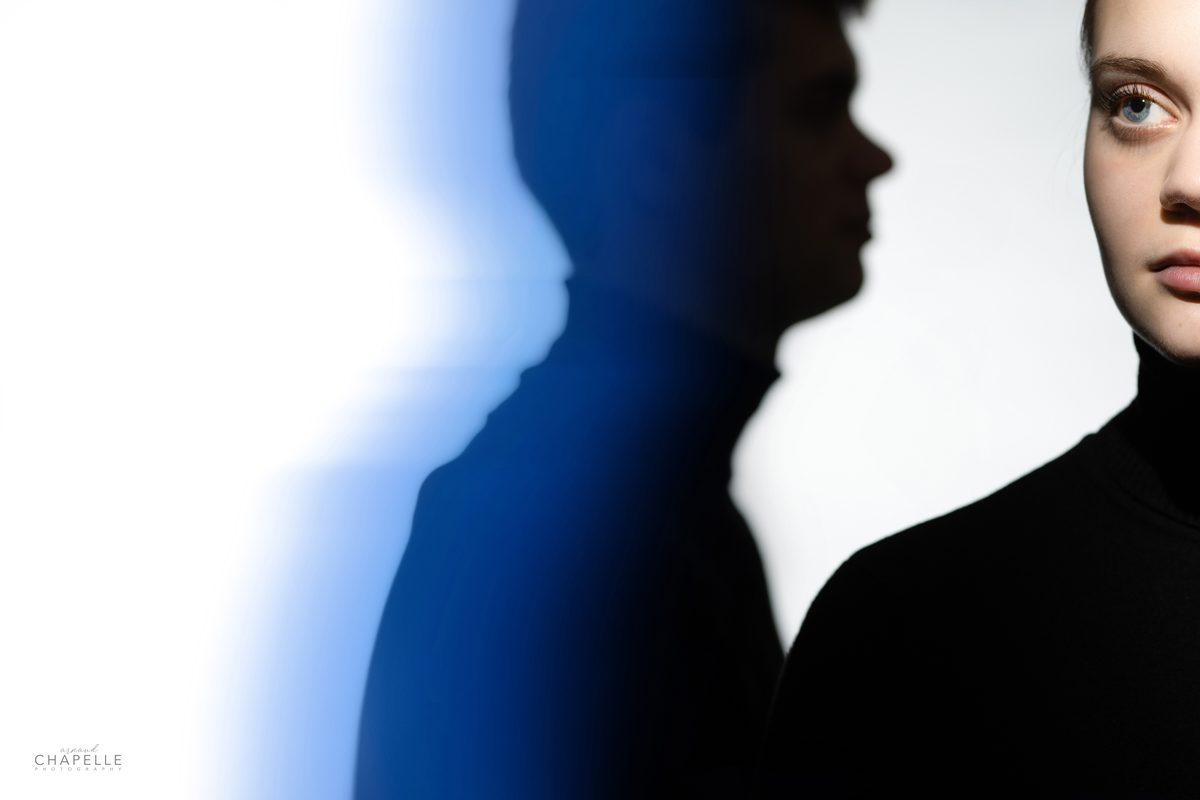 Portrait couple ombre bleue studio minimaliste — Arnaud Chapelle Photographe