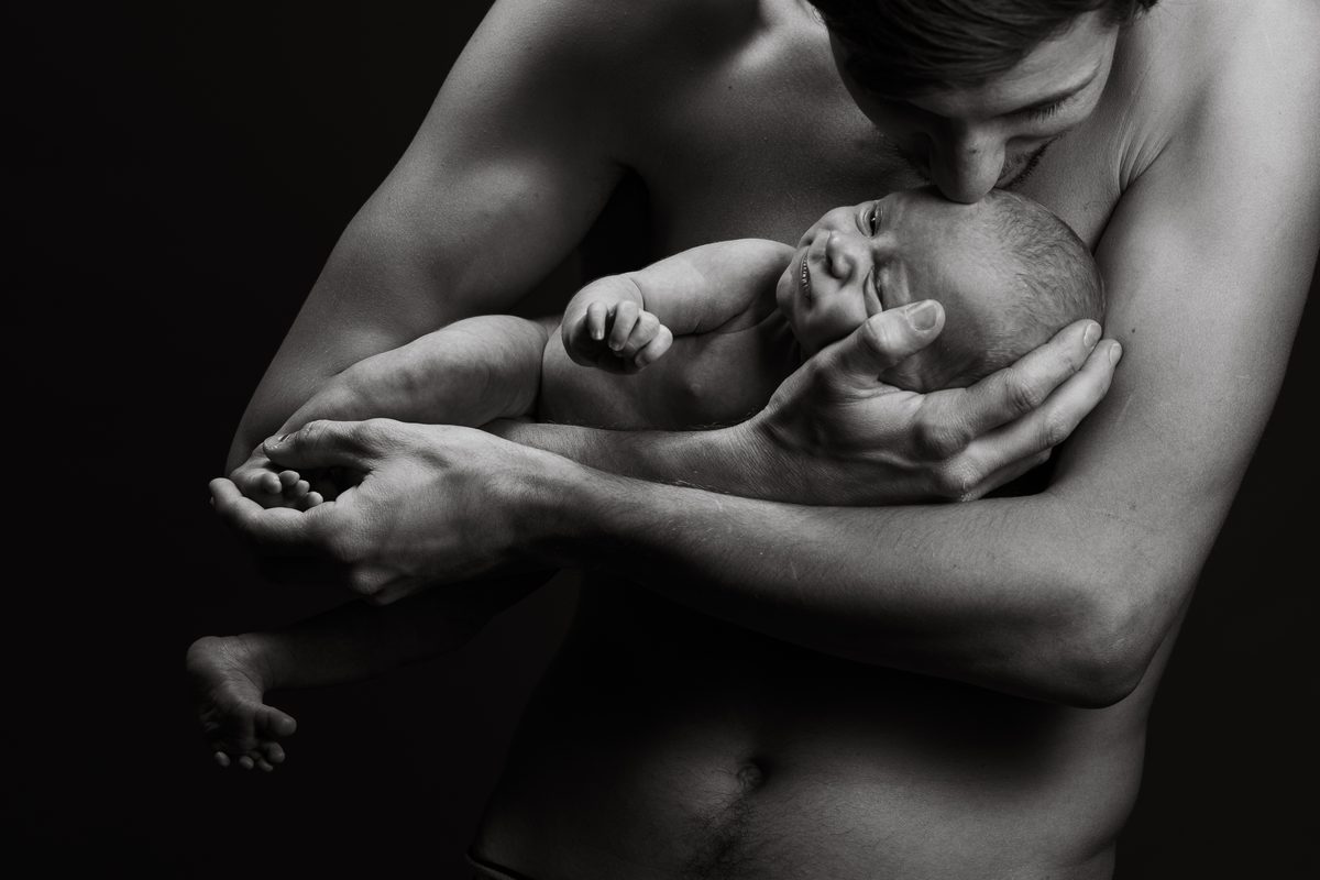 Portrait père nouveau-né noir et blanc studio — Arnaud Chapelle Photographe
