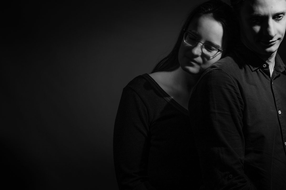 Portrait couple noir et blanc lumière Rembrandt — Arnaud Chapelle Photographe