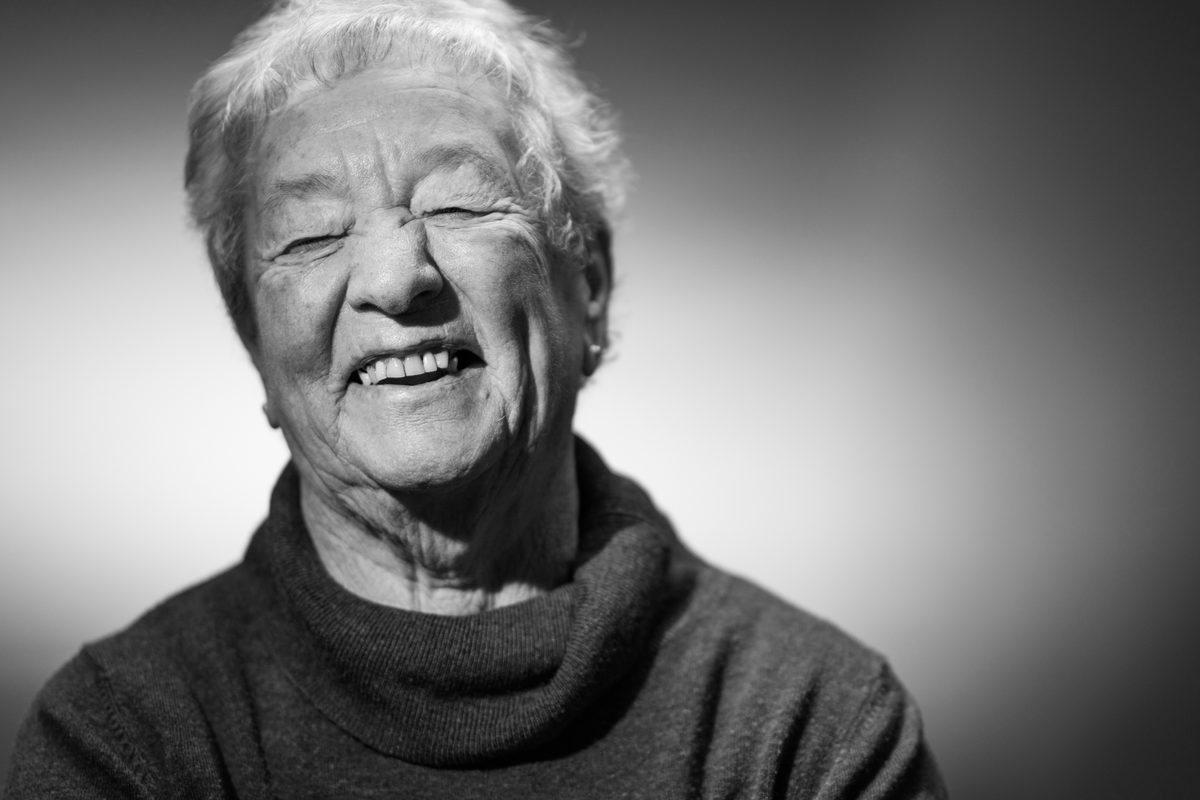 Portrait grand-mère rire joie noir et blanc — Arnaud Chapelle Photographe