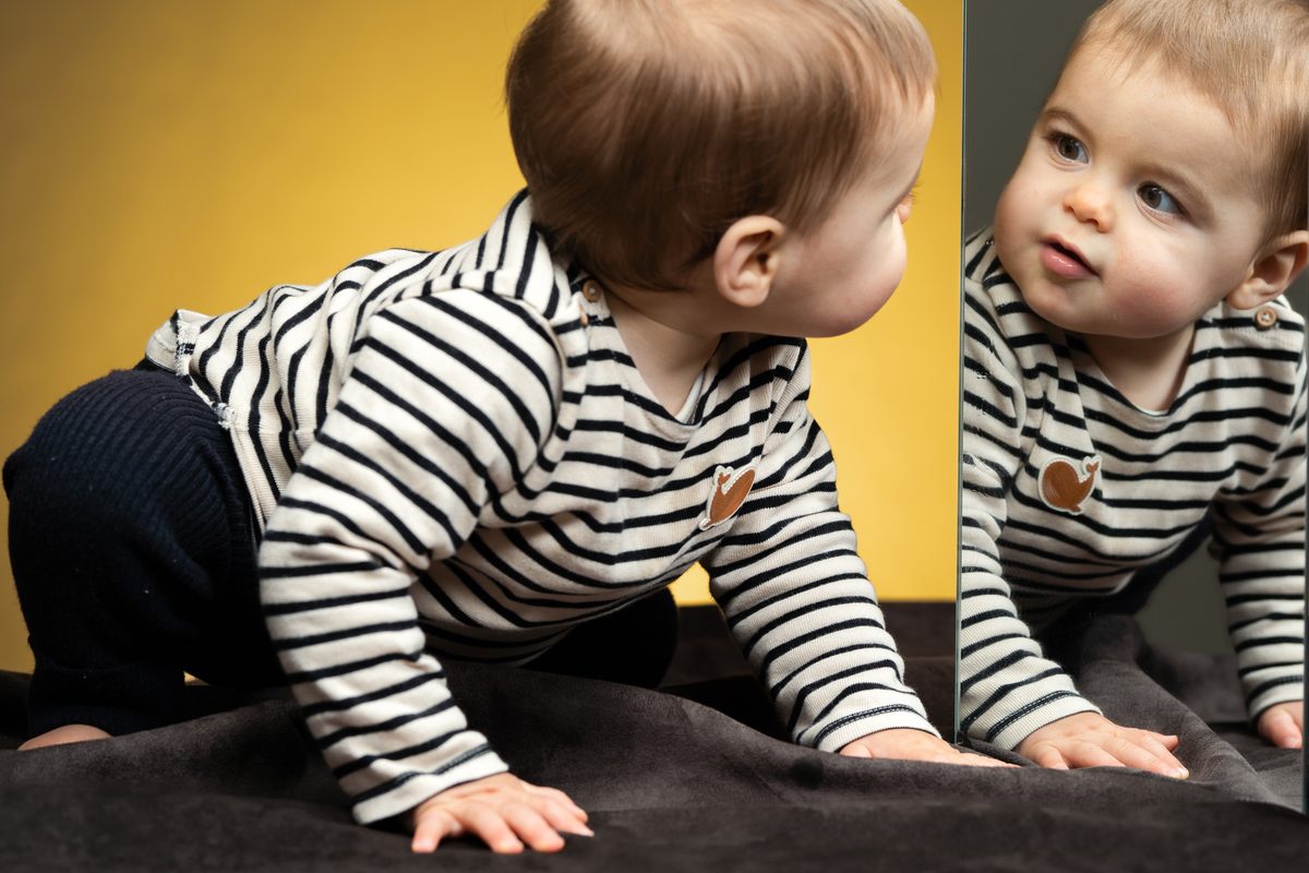 Portrait bébé marinière miroir fond jaune — Arnaud Chapelle Photographe