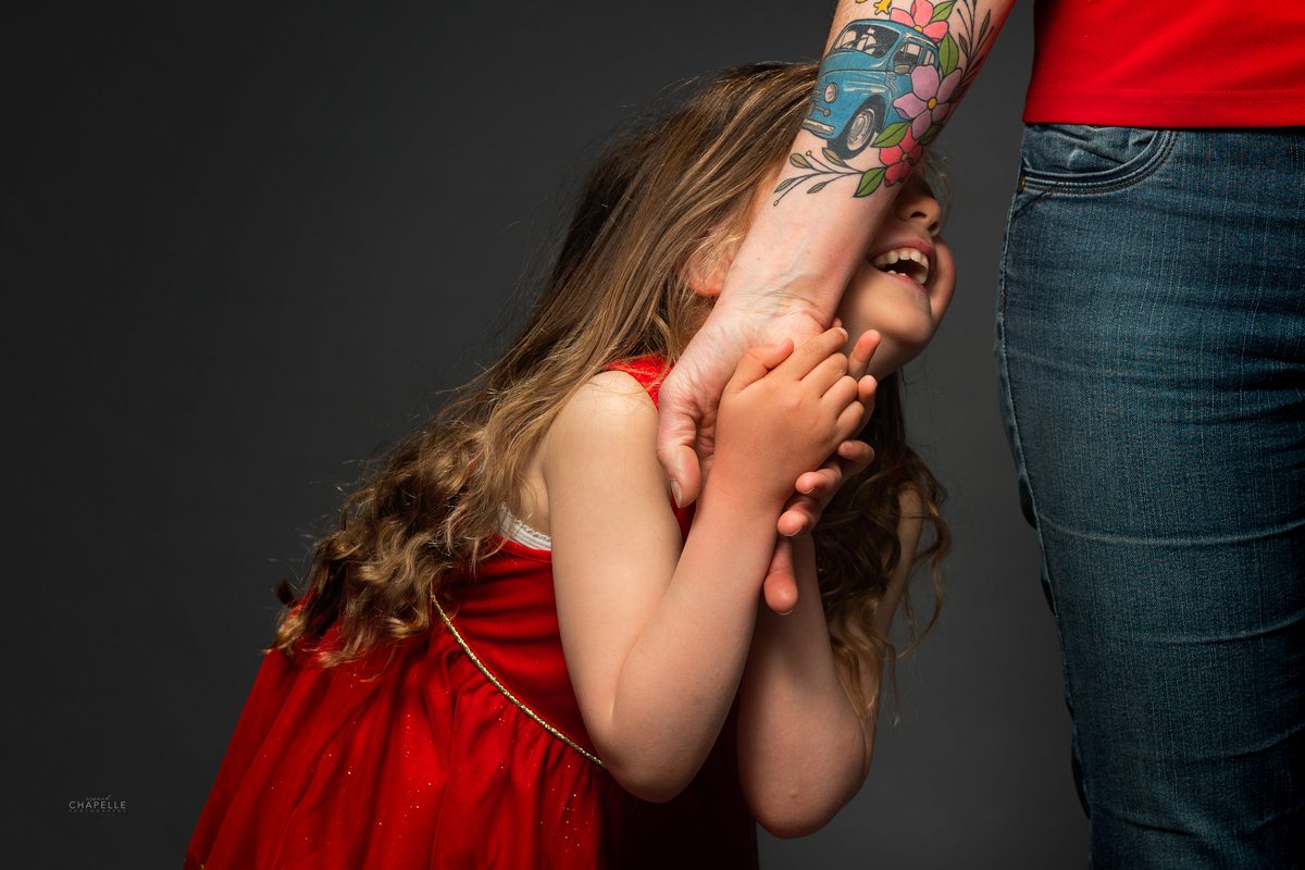 Portrait enfant mère tatouage rire studio — Arnaud Chapelle Photographe