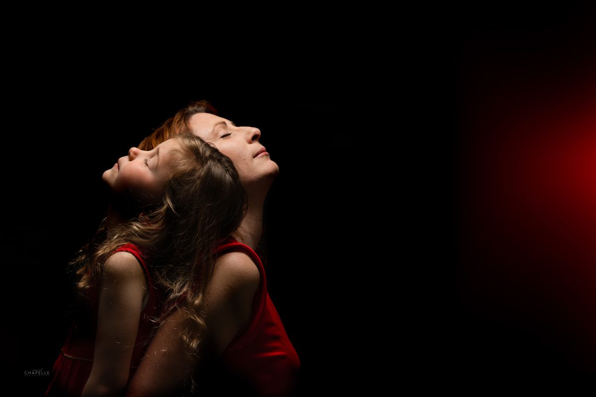 Portrait mère fille rouge lumière dramatique studio — Arnaud Chapelle Photographe