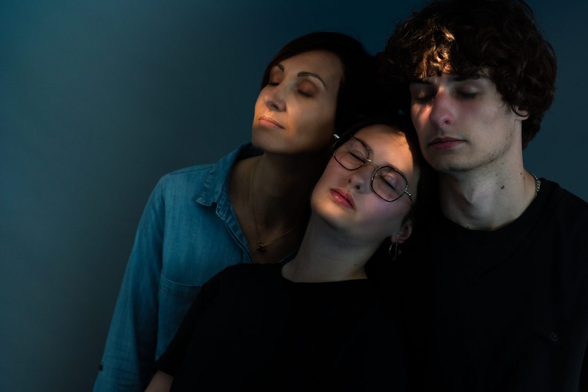 Portrait famille lumière bleue studio — Arnaud Chapelle Photographe