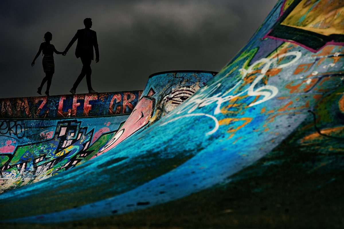 Photographe mariage Manche — silhouette couple skatepark ciel orageux — Arnaud Chapelle