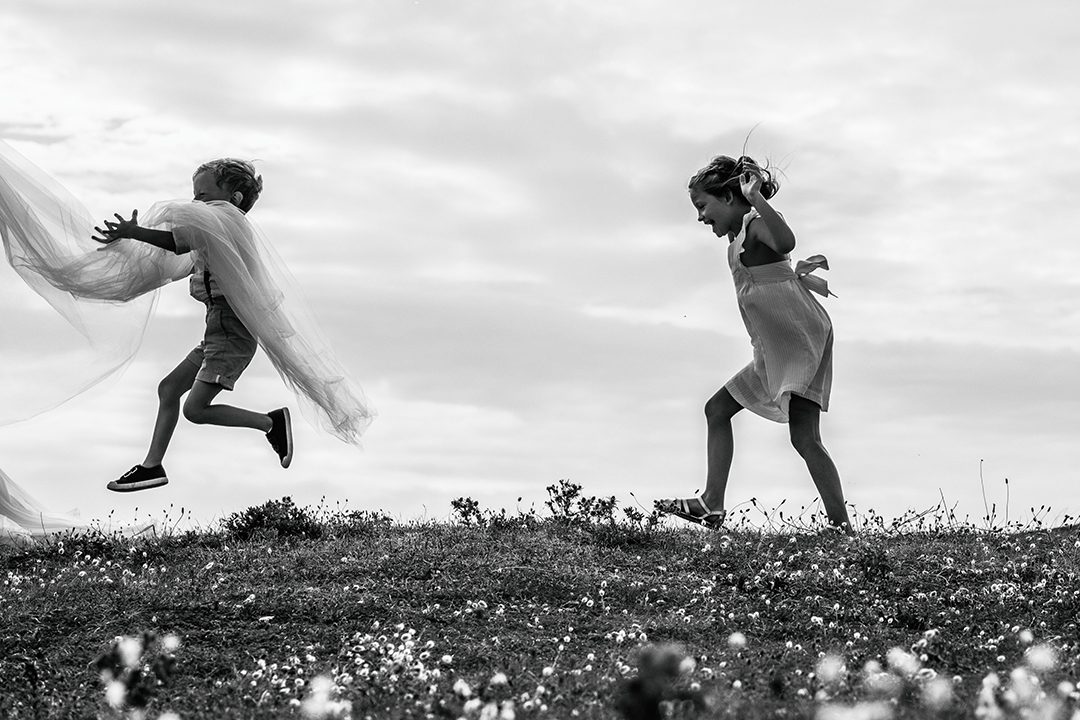 Photographe mariage Manche — enfants courent voile mariée Normandie — Arnaud Chapelle