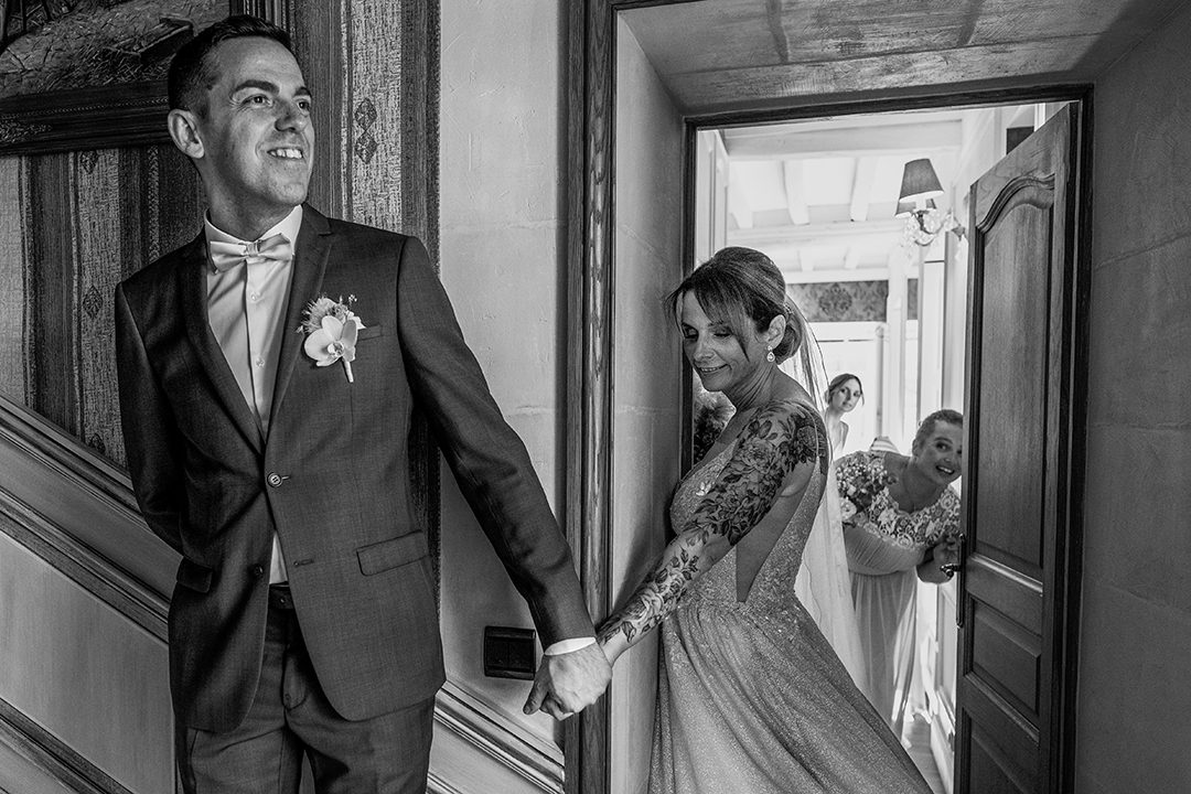 Photographe mariage Normandie — couple premier regard couloir — Arnaud Chapelle