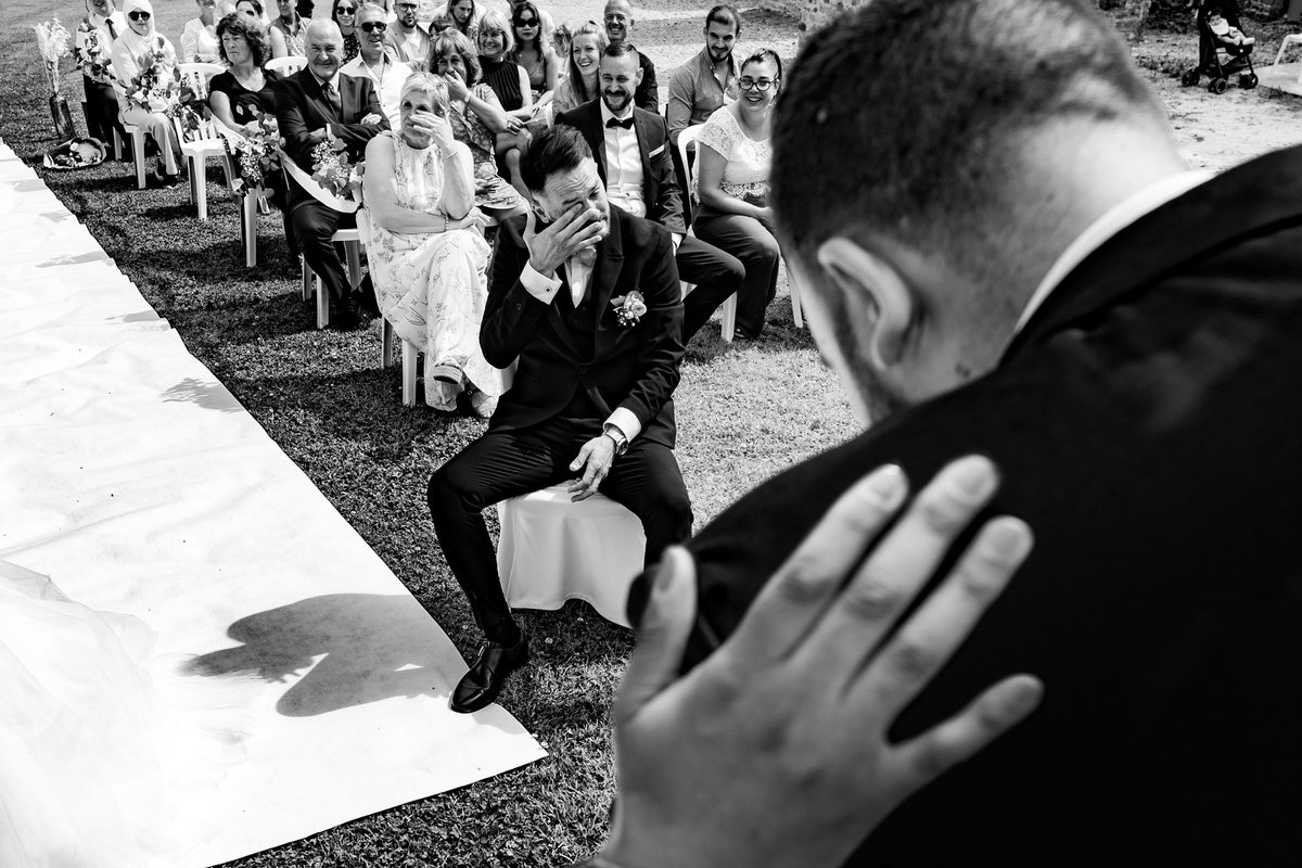Photographe mariage Calvados — marié ému larmes cérémonie laïque — Arnaud Chapelle