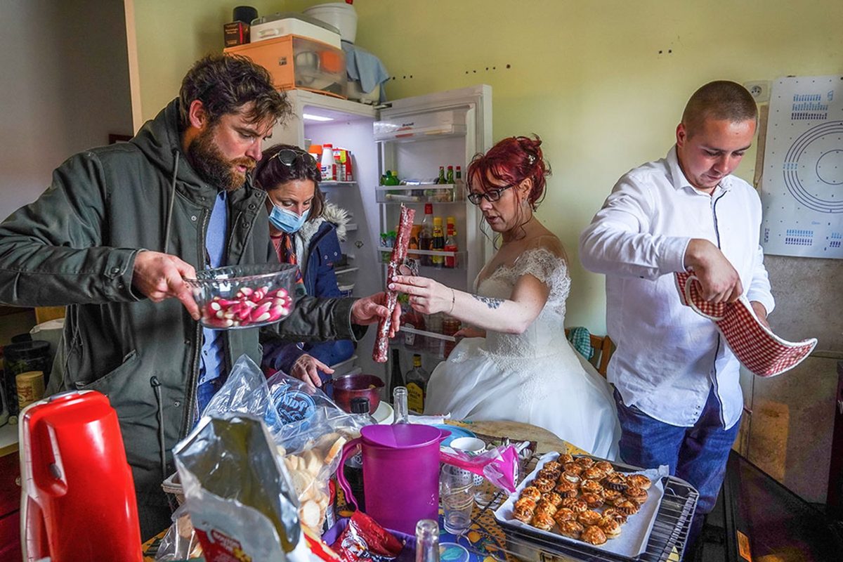 Photographe mariage Manche — préparatifs cuisine famille mariée — Arnaud Chapelle