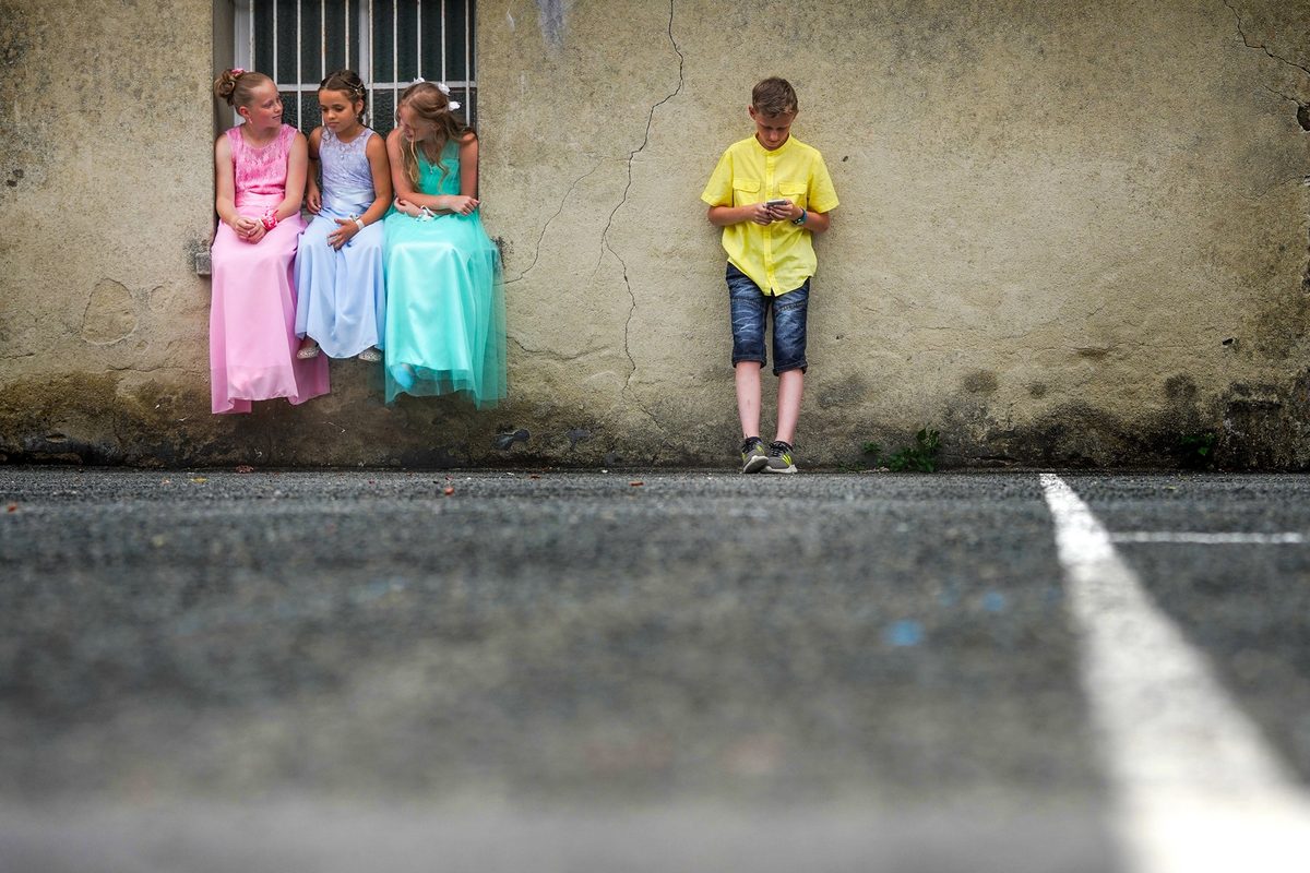 Photographe mariage Normandie — enfants robes pastel rue village — Arnaud Chapelle