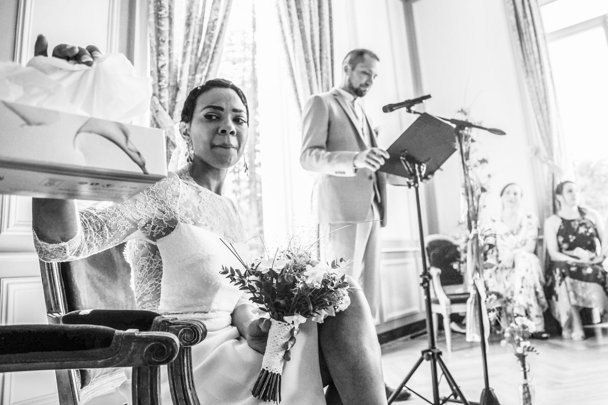 Photographe mariage Normandie — mariée regard cérémonie civile — Arnaud Chapelle