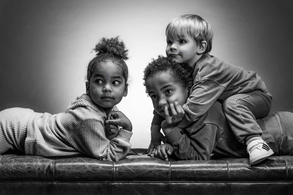 Portrait enfant contre-jour studio chaleureux — Arnaud Chapelle Photographe