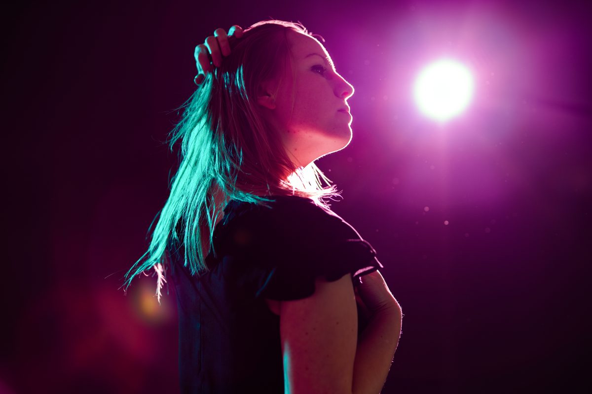 Portrait femme lumière rose violette studio — Arnaud Chapelle Photographe