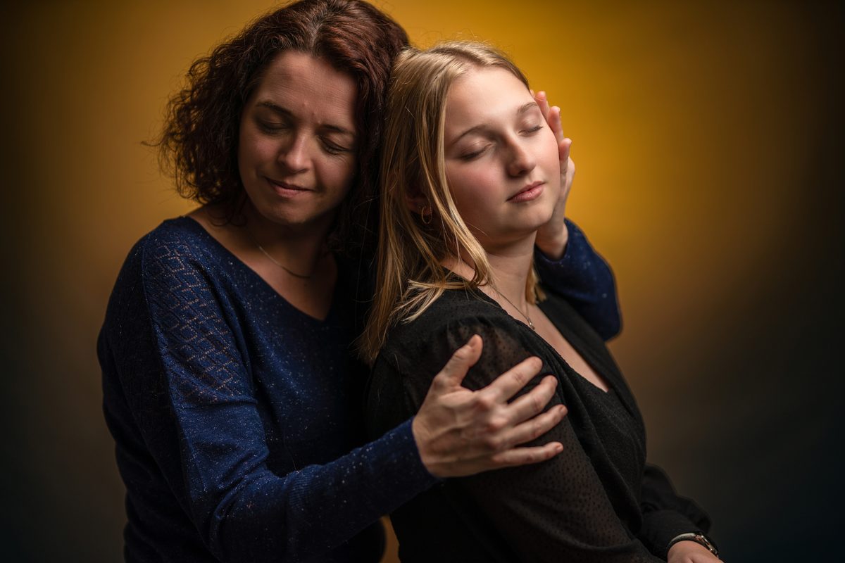 Portrait mère fille tendresse fond jaune studio — Arnaud Chapelle Photographe