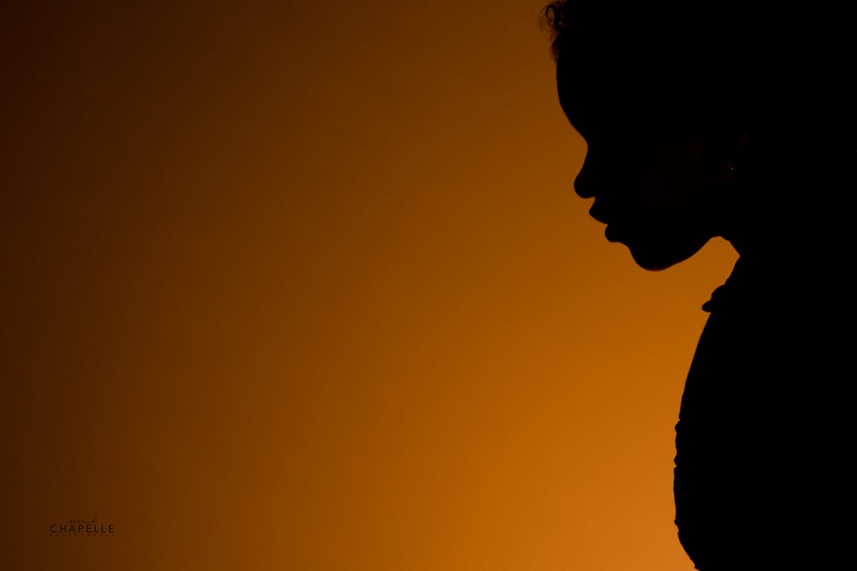 Portrait grossesse silhouette fond orangé — Arnaud Chapelle Photographe