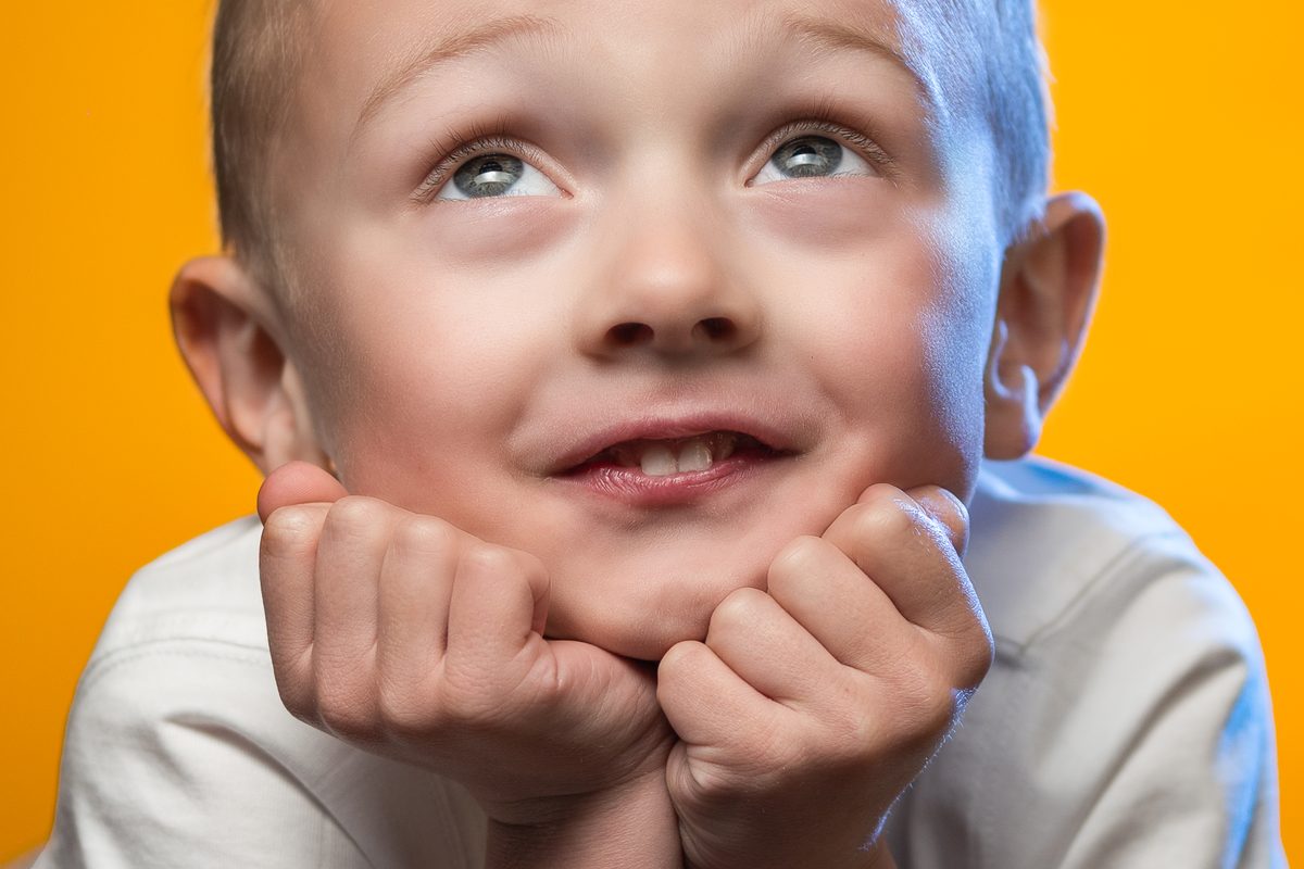 Portrait enfant fond jaune sourire studio — Arnaud Chapelle Photographe